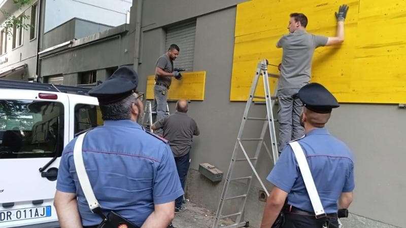 Cinquecento euro a posto letto: così il dentista di Alba lucrava sui migranti sfruttati nelle Langhe