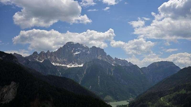 Dolomiti, si lancia con tuta alare e si schianta nella zona del Civetta. Base jumper muore a 41 anni