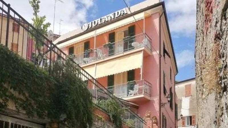 Sestri Levante, l’anomalo svincolo dell’hotel Jolanda per farne seconde case, a poche decine di metri dalla celebre Baia del Silenzio