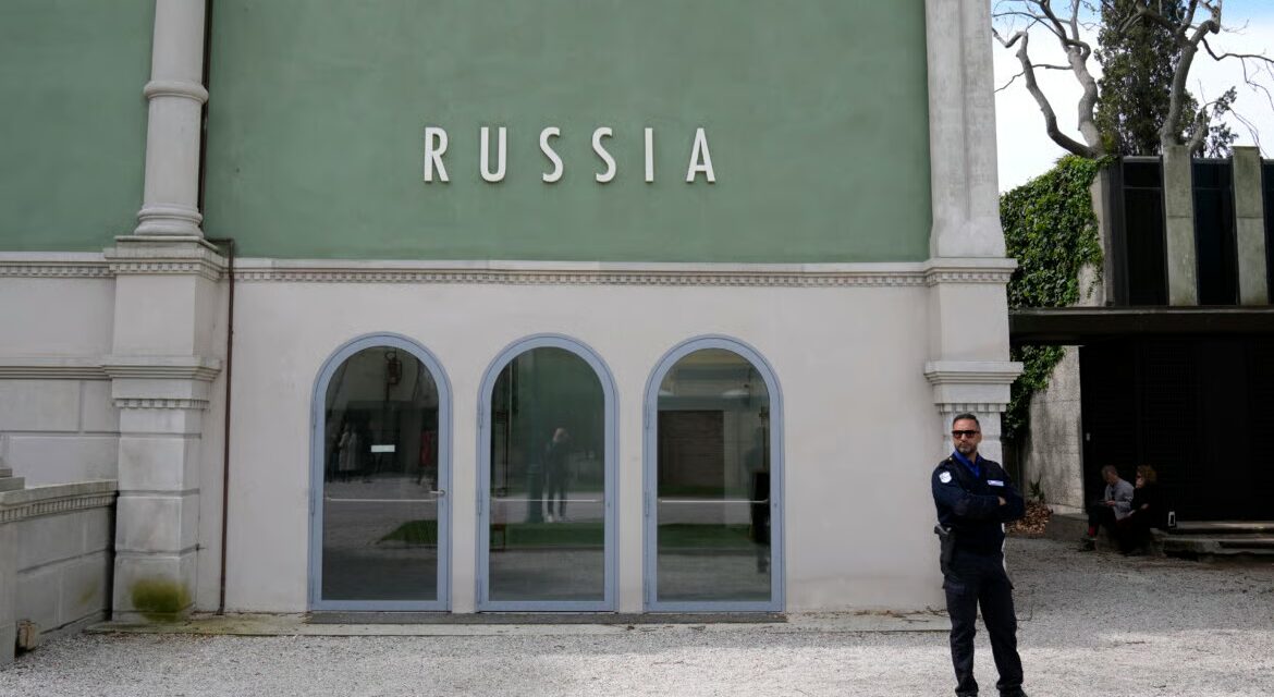 Biennale Venezia, nuova lettera della Commissione Ue contro la Russia: “Possibile revoca dei fondi”