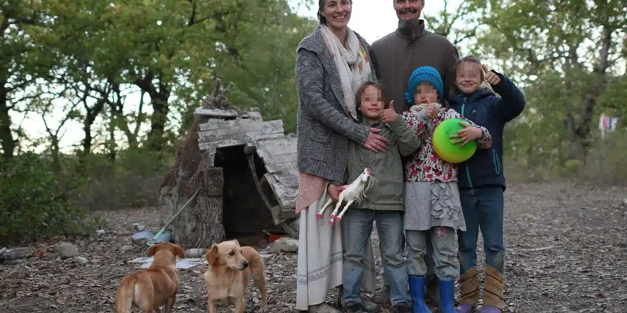 Famiglia nel bosco, una delle figlie ricoverata in ospedale: “La madre non è con lei”