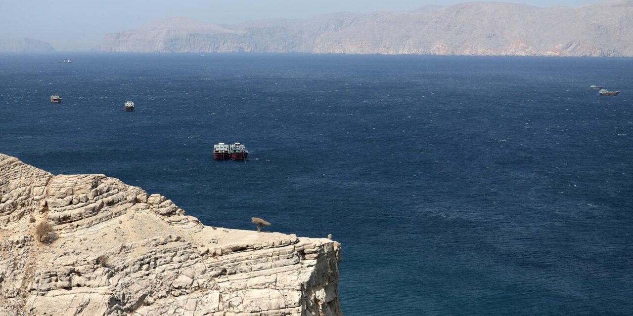 Iran, il blocco di Hormuz mette in crisi Teheran: petrolio fermo, tensione globale