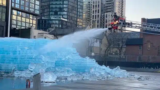 Drake promuove il nuovo disco con un’installazione di ghiaccio a Toronto