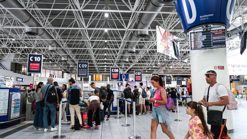 Scioperi nei cieli italiani, giornata critica per i voli: disagi e cancellazioni in tutta Italia