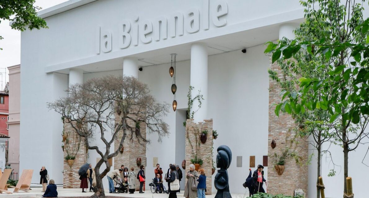 Biennale Arte di Venezia, boom di presenze alla pre-apertura: lunghe attese all’Arsenale