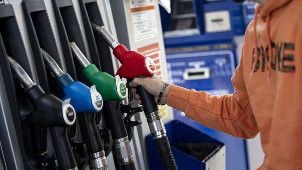 Taglio accise prorogato fino al 22 maggio: sconto maggiore sul diesel, ridotto quello sulla benzina