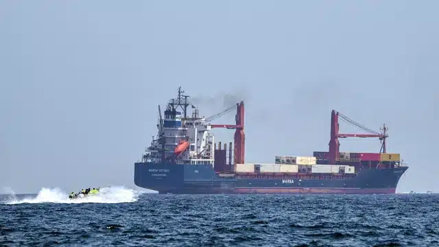 Hormuz, colpita una nave francese nello Stretto: feriti tra l’equipaggio